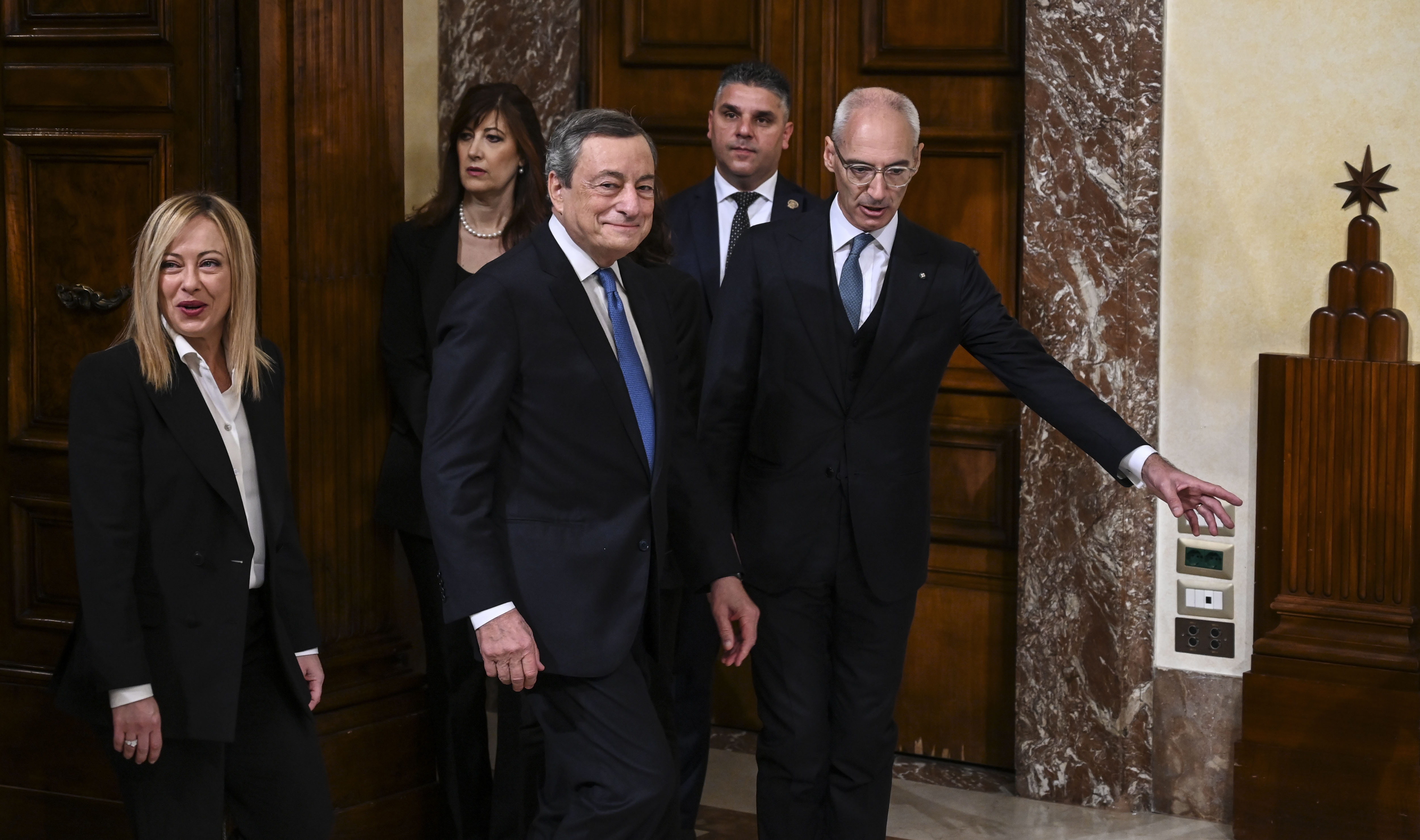 Governo, Draghi lascia palazzo Chigi tra gli applausi. Meloni riceve la campanella e si commuove