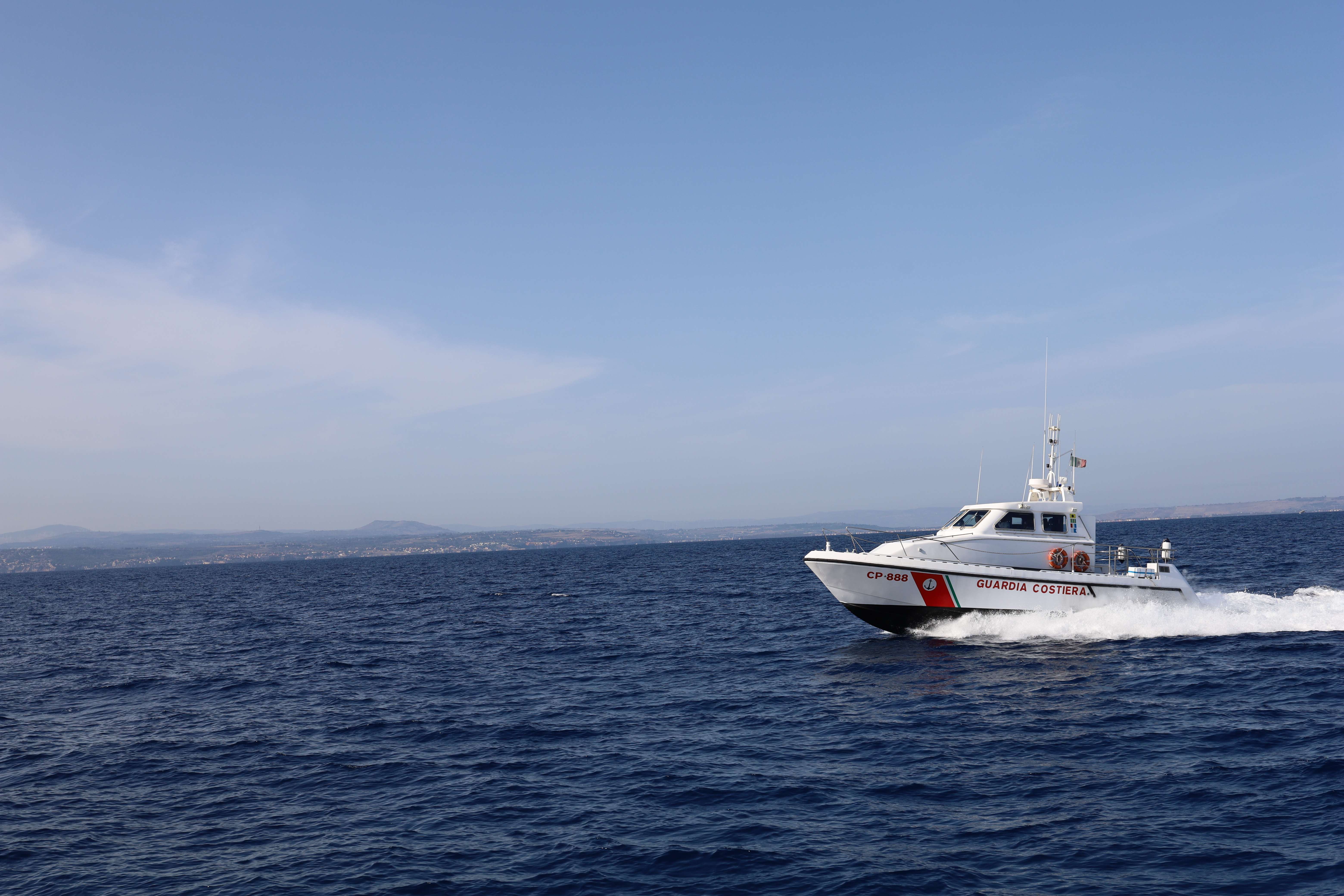 Incidente aereo al largo della Sicilia orientale: Guardia costiera testa procedure emergenza