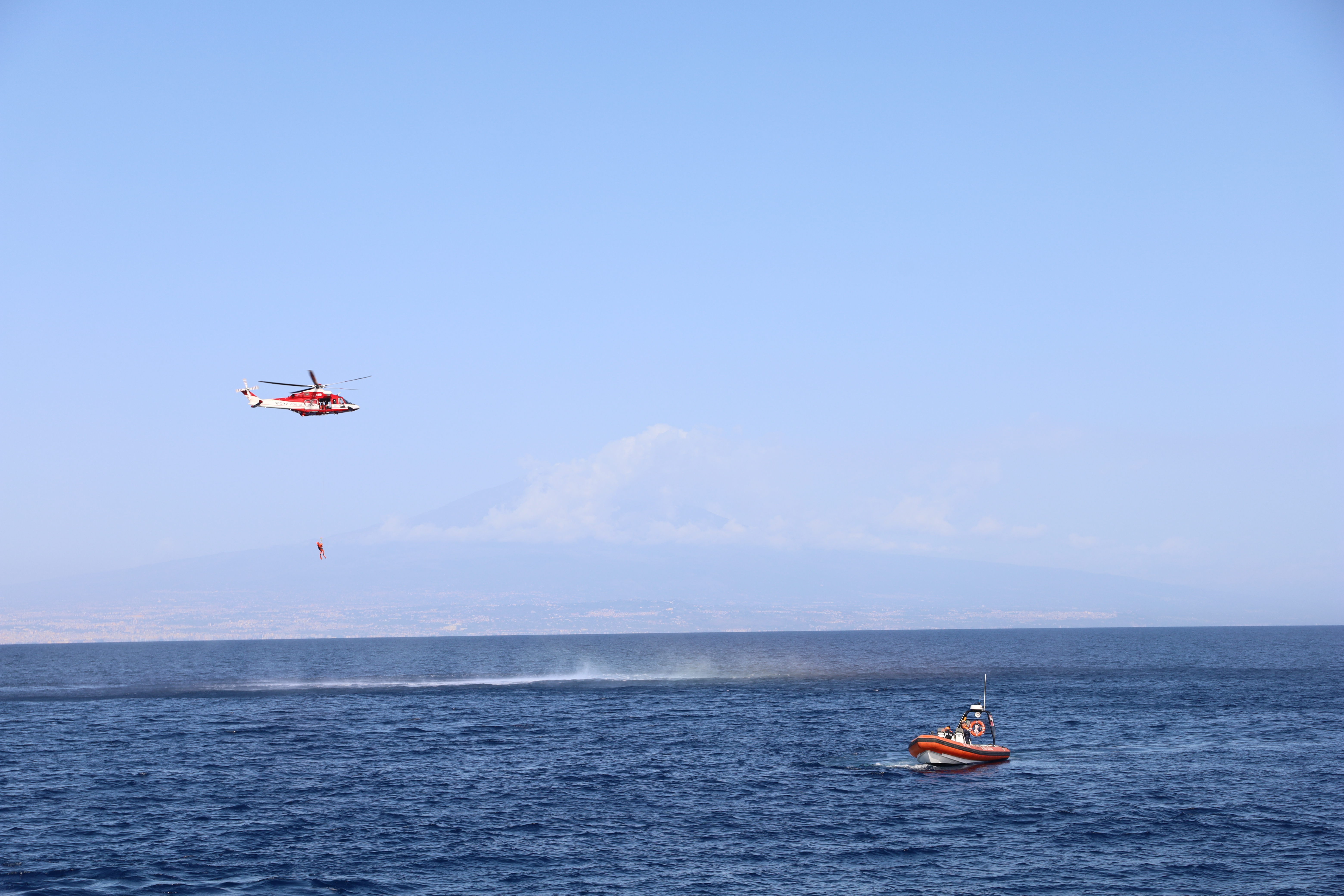 Incidente aereo al largo della Sicilia orientale: Guardia costiera testa procedure emergenza