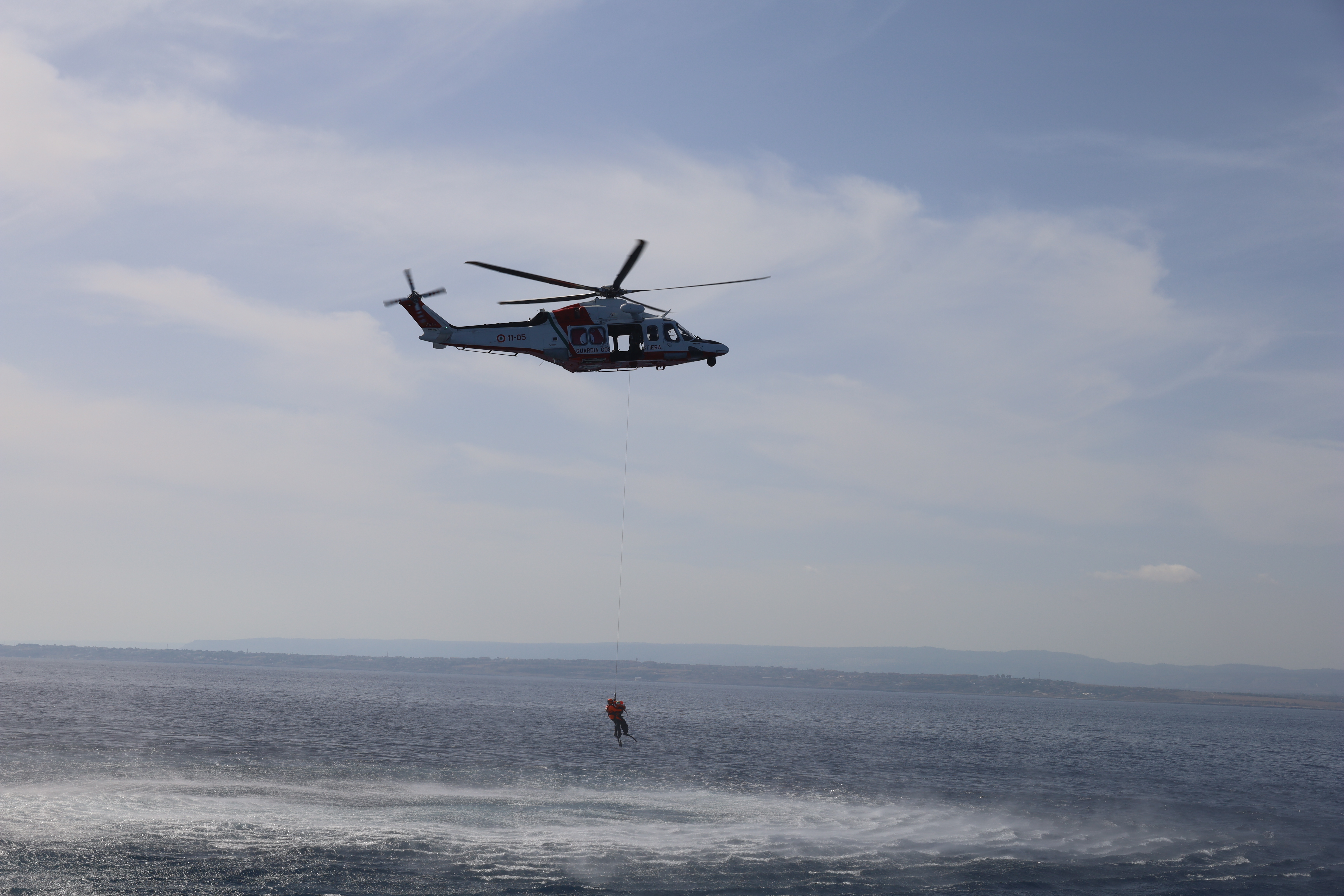 Incidente aereo al largo della Sicilia orientale: Guardia costiera testa procedure emergenza