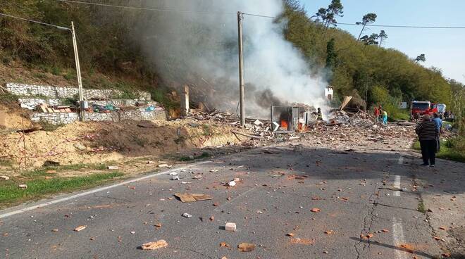 Lucca, esplode palazzina per una fuga di gas: due morti, grave una donna incinta