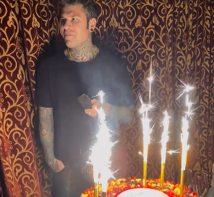 Compleanno rap per Fedez, il cantante spegne 33 candeline con moglie e amici