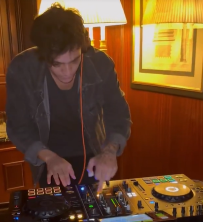 Compleanno rap per Fedez, il cantante spegne 33 candeline con moglie e amici