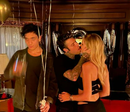 Compleanno rap per Fedez, il cantante spegne 33 candeline con moglie e amici