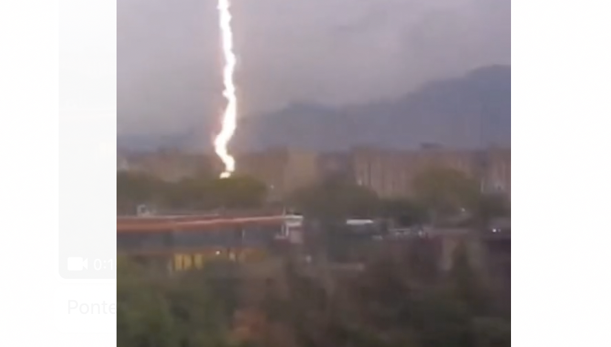 Folgorato da fulmine alla fermata del bus: 15enne in arresto cardiaco