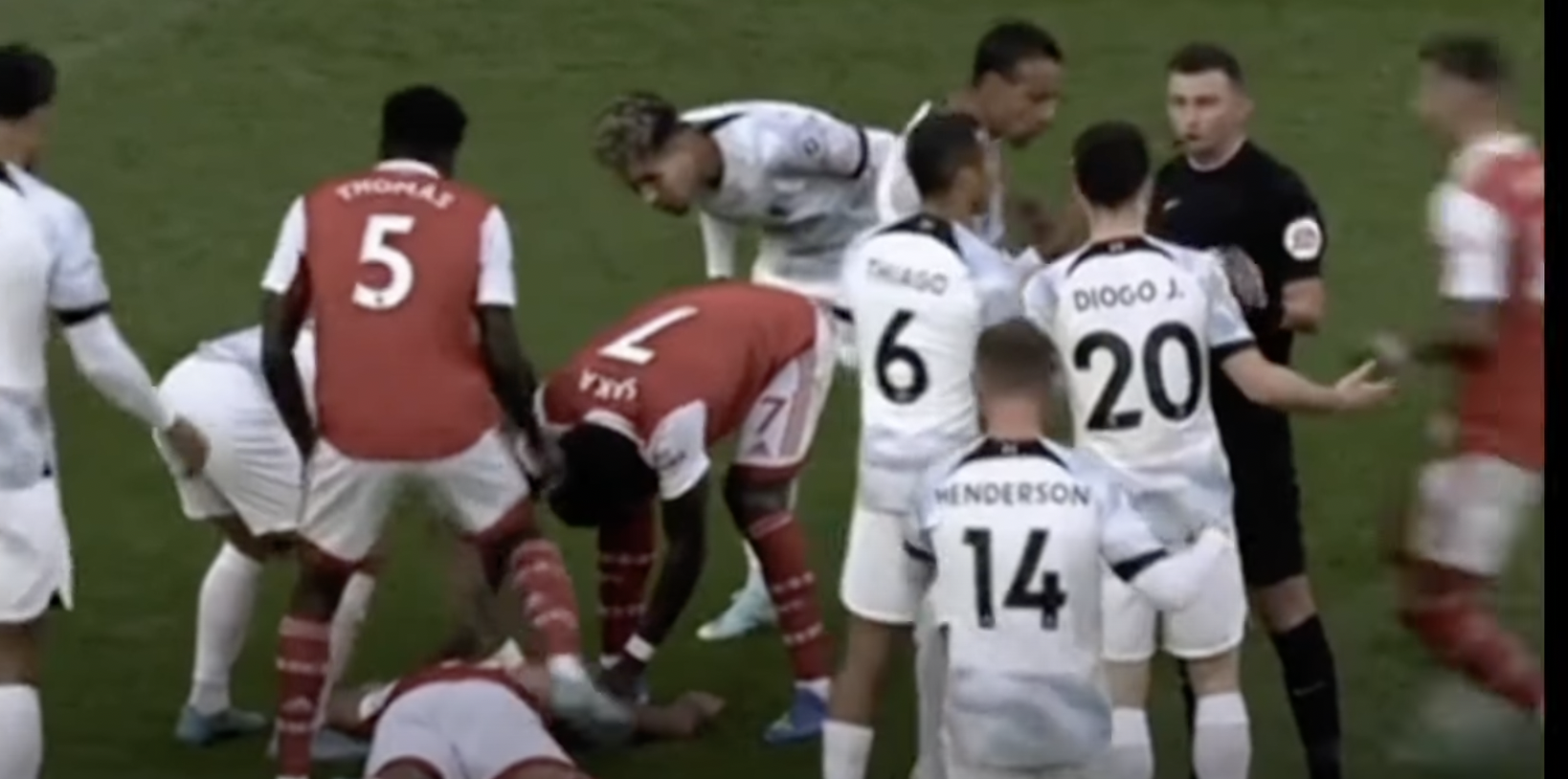 Paura per Gabriel Jesus in Arsenal-Liverpool: si accascia e perde i sensi in campo