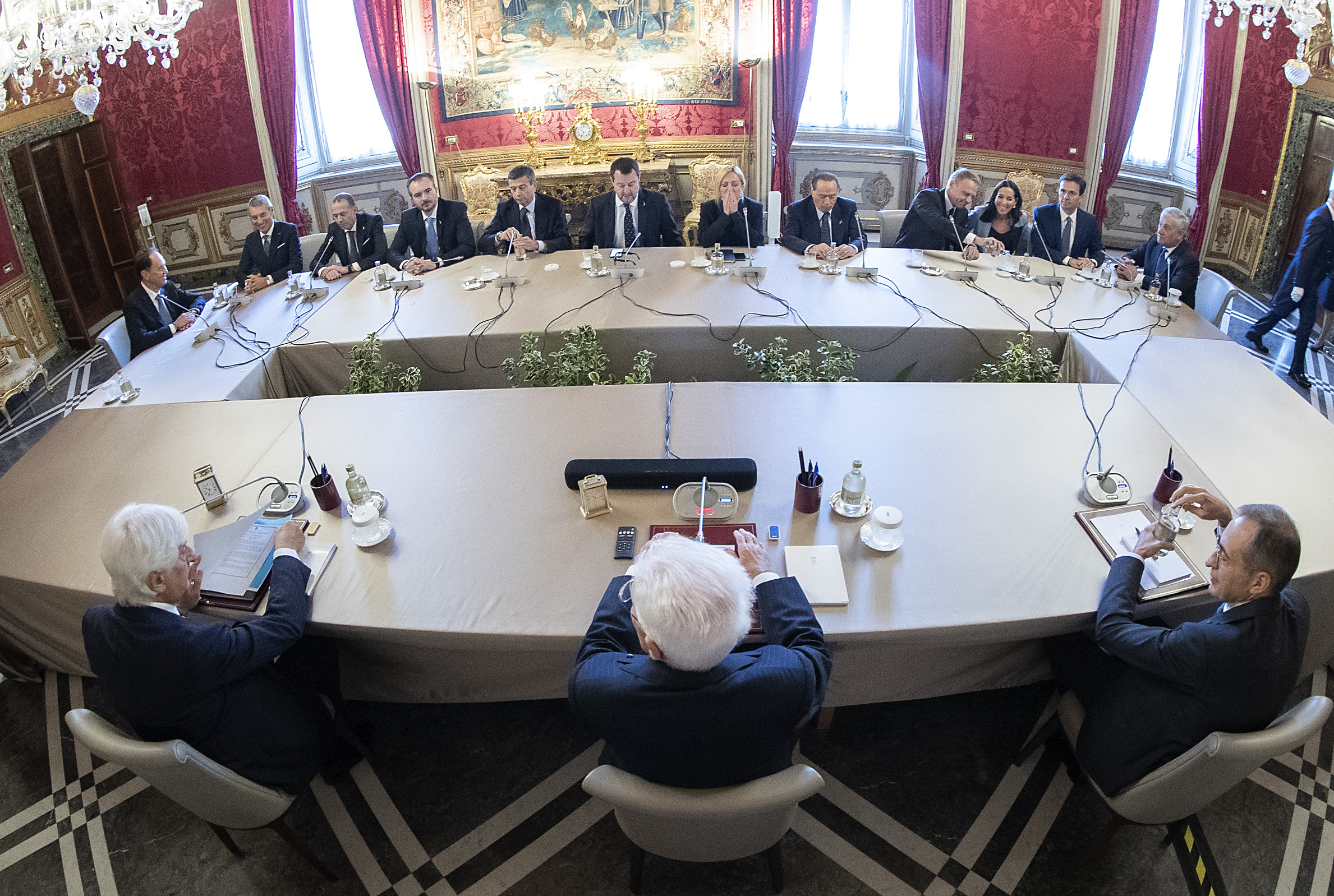 Governo, look maschile per Giorgia Meloni: tailleur blu e coda di cavallo – Foto