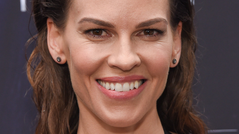 Hilary Swank mamma per la prima volta a 48 anni: è incinta di due gemelli