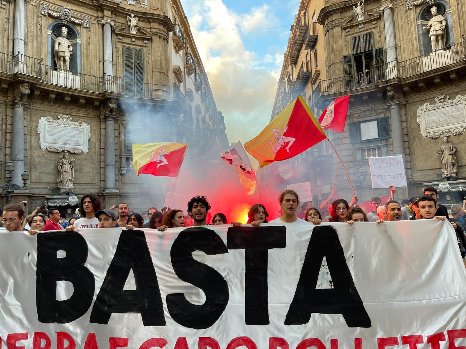 Palermo, 500 in piazza contro guerra e carovita: bruciate bollette della luce