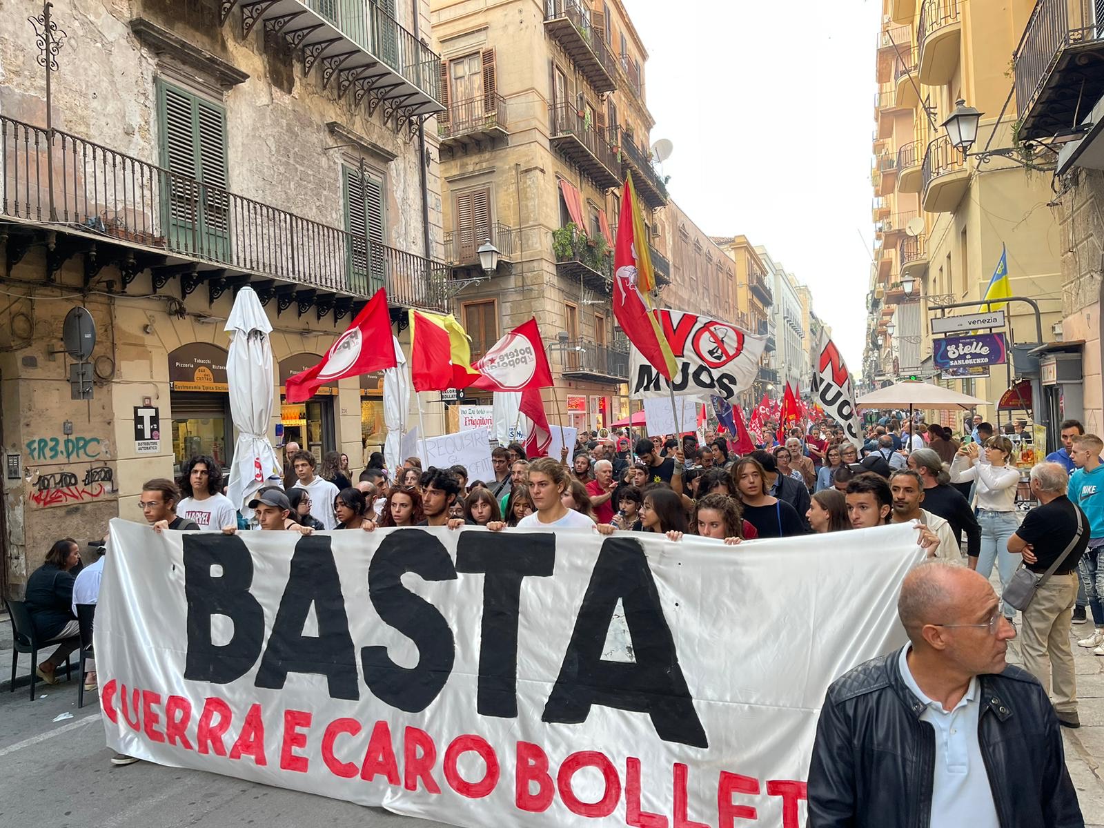 Palermo, 500 in piazza contro guerra e carovita: bruciate bollette della luce
