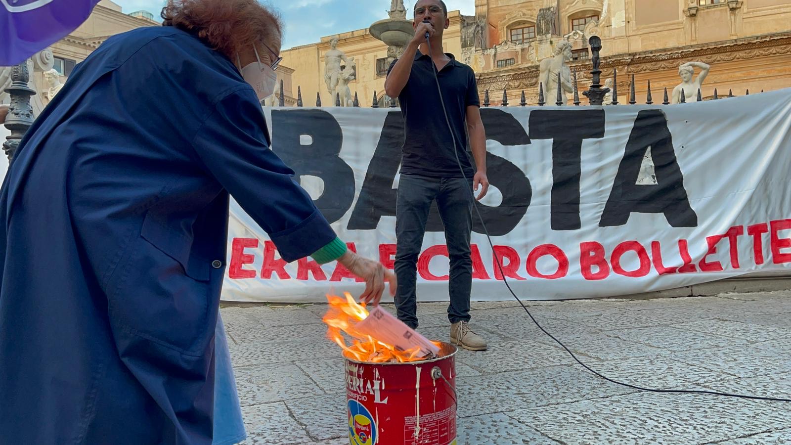 Palermo, 500 in piazza contro guerra e carovita: bruciate bollette della luce