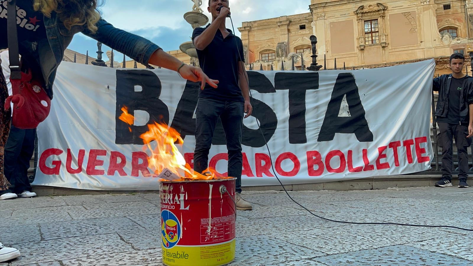 Palermo, 500 in piazza contro guerra e carovita: bruciate bollette della luce