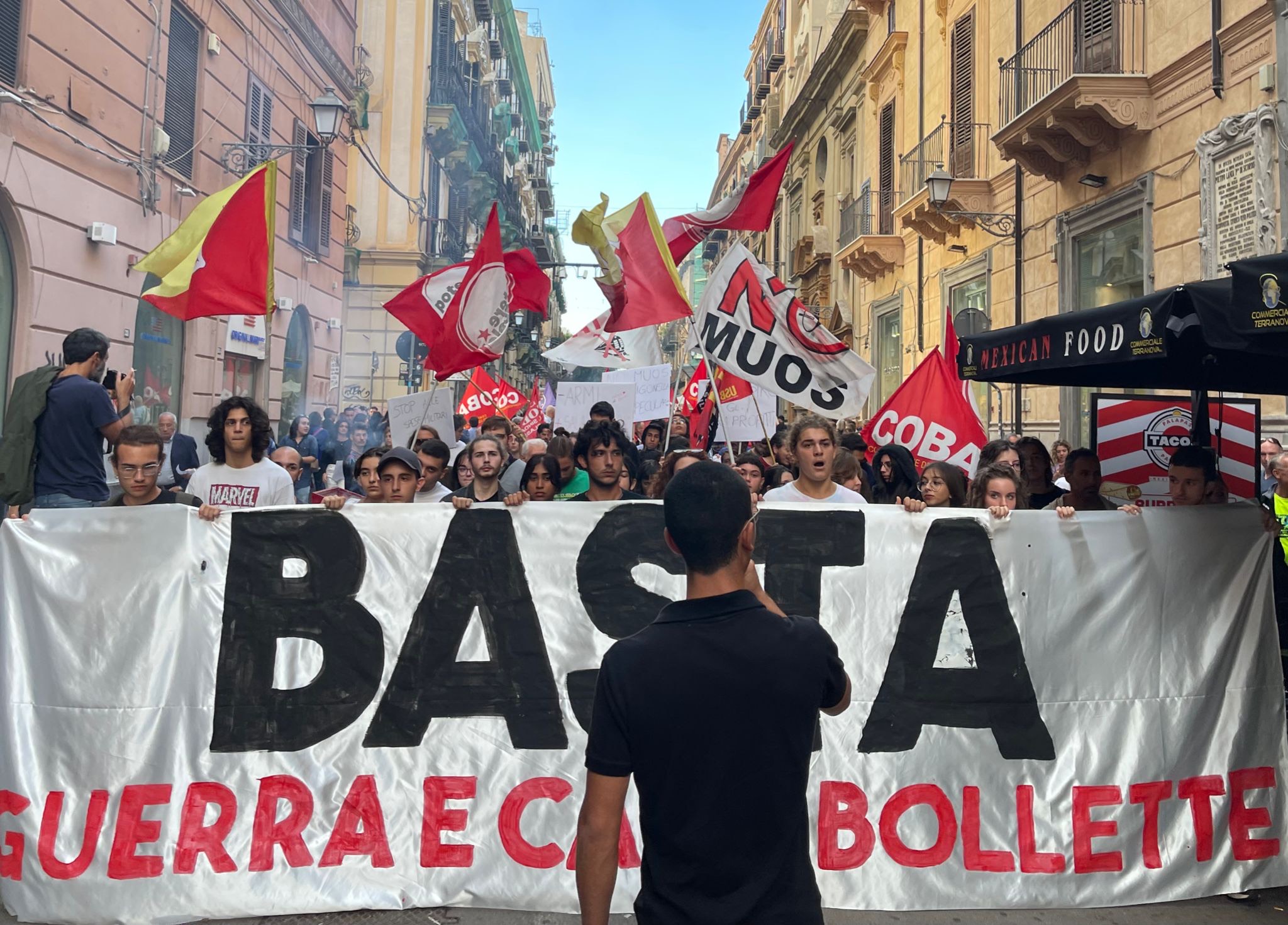 Palermo, 500 in piazza contro guerra e carovita: bruciate bollette della luce
