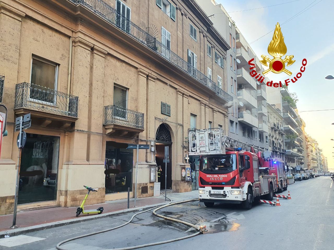 Incendio in un negozio di abbigliamento a Palermo Incendio in un negozio di abbigliamento a Palermo