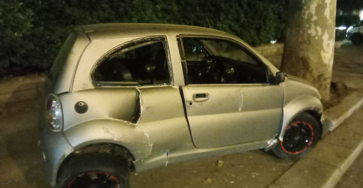 Automobilina contro un platano in via libertà: scomparso il conducente