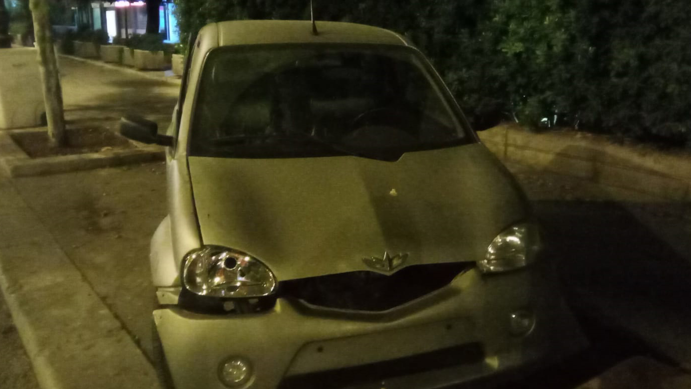 Automobilina contro un platano in via libertà: scomparso il conducente