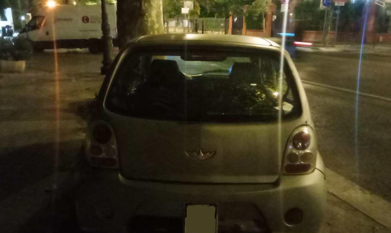 Automobilina contro un platano in via libertà: scomparso il conducente