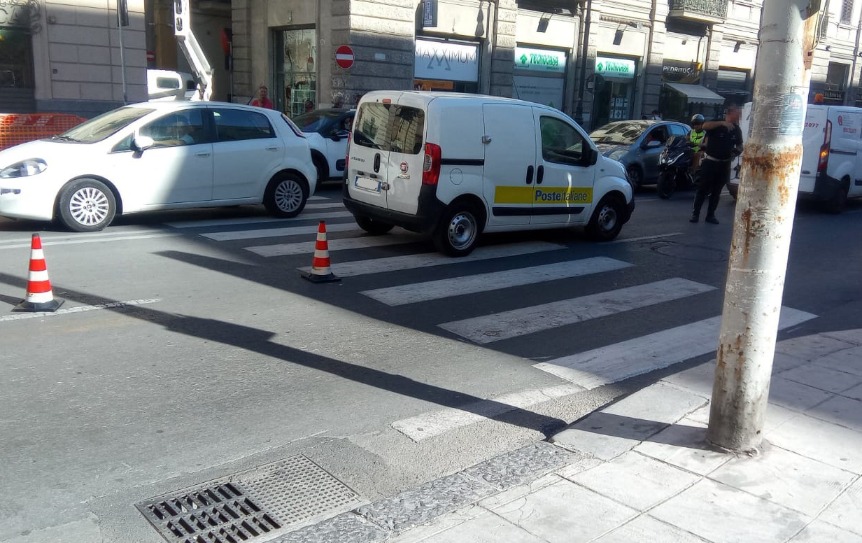 Donna investita da un furgoncino delle Poste: era sulle strisce