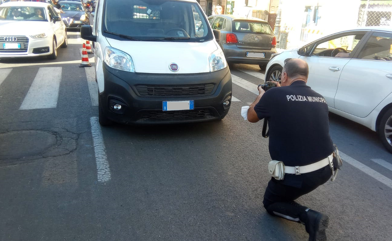 Donna investita da un furgoncino delle Poste: era sulle strisce Donna investita da un furgoncino delle Poste: era sulle strisce