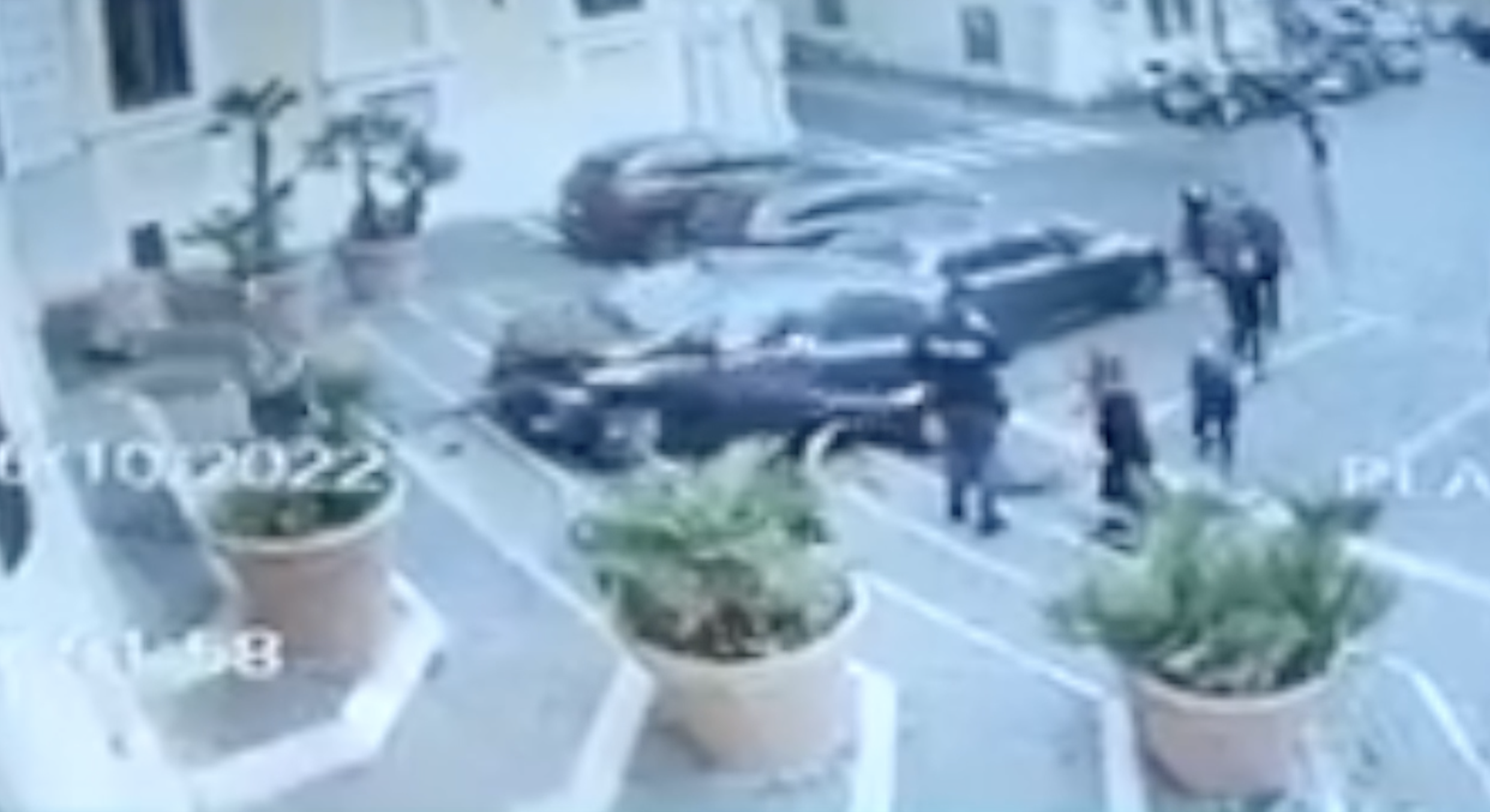 Auto si schianta contro uno storico palazzo di Roma: sfiorata una passante, il video choc
