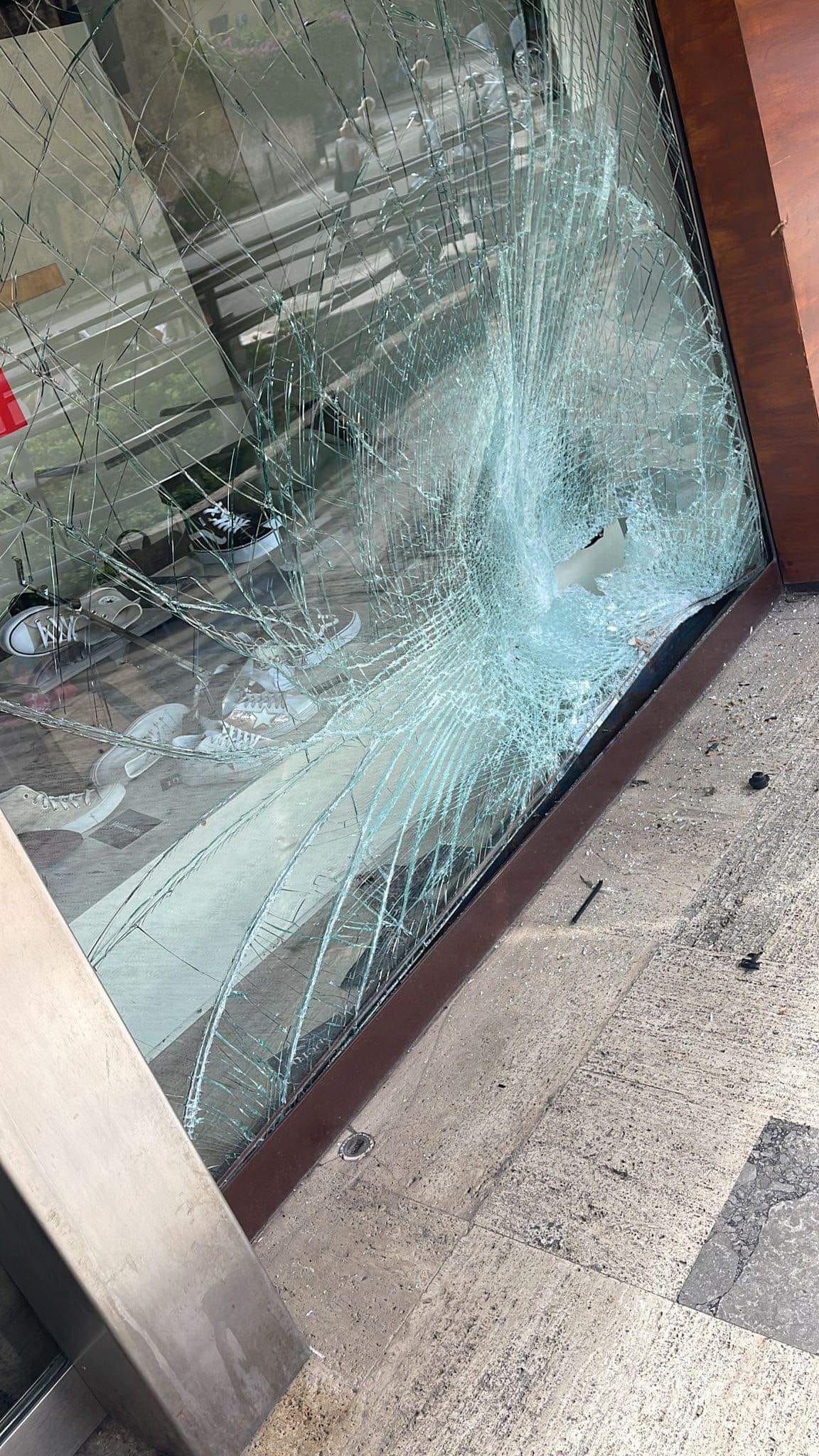 Ingrana la prima e sfonda la vetrina di un negozio: incidente a Palermo