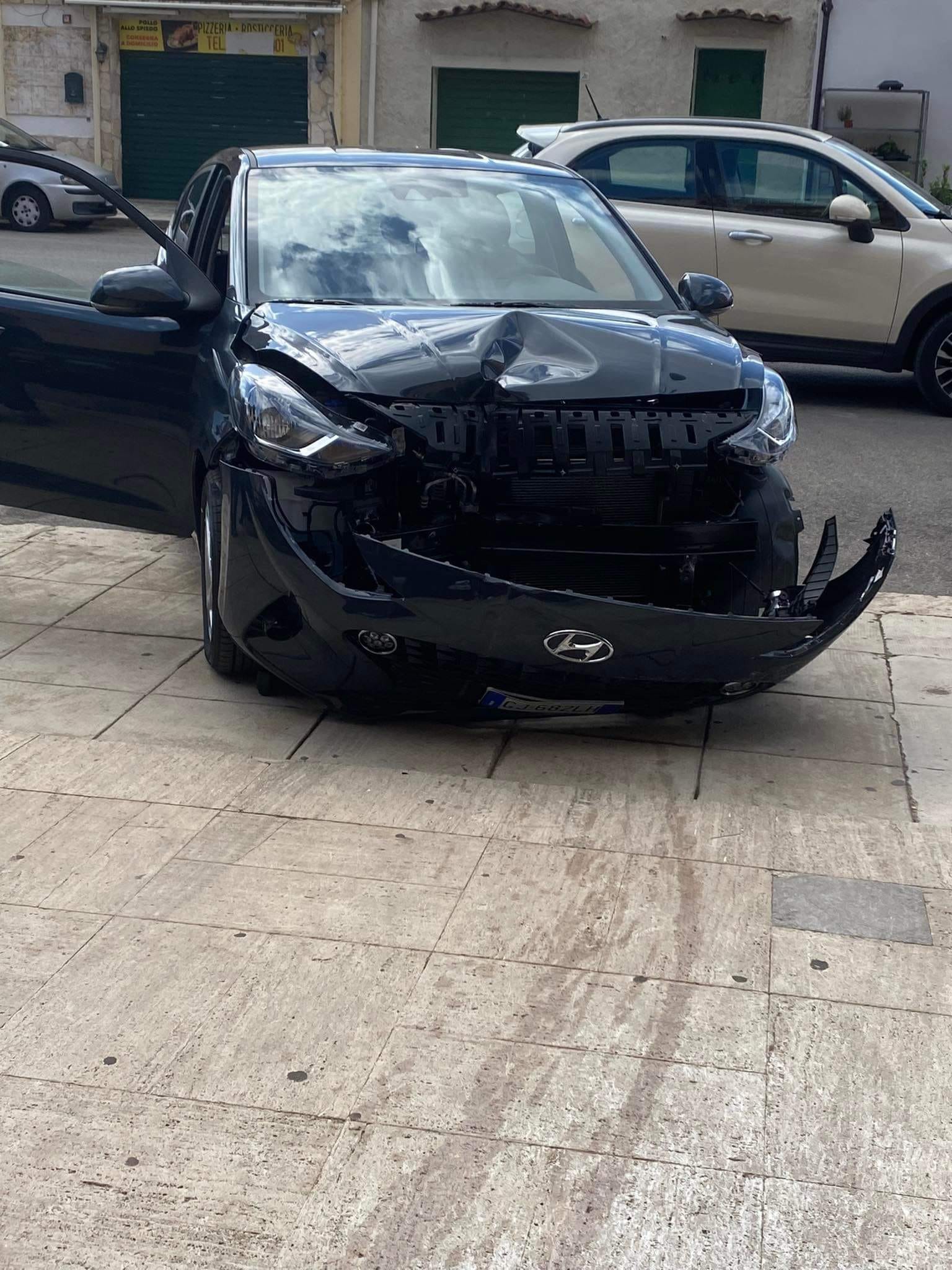 Ingrana la prima e sfonda la vetrina di un negozio: incidente a Palermo