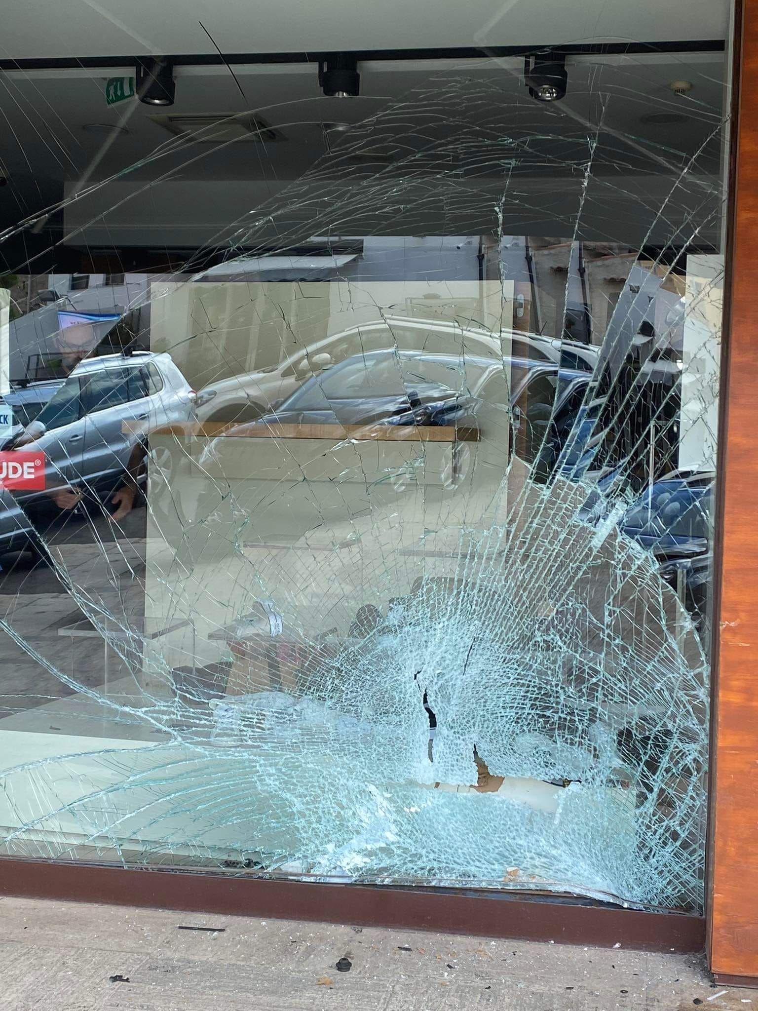 Ingrana la prima e sfonda la vetrina di un negozio: incidente a Palermo