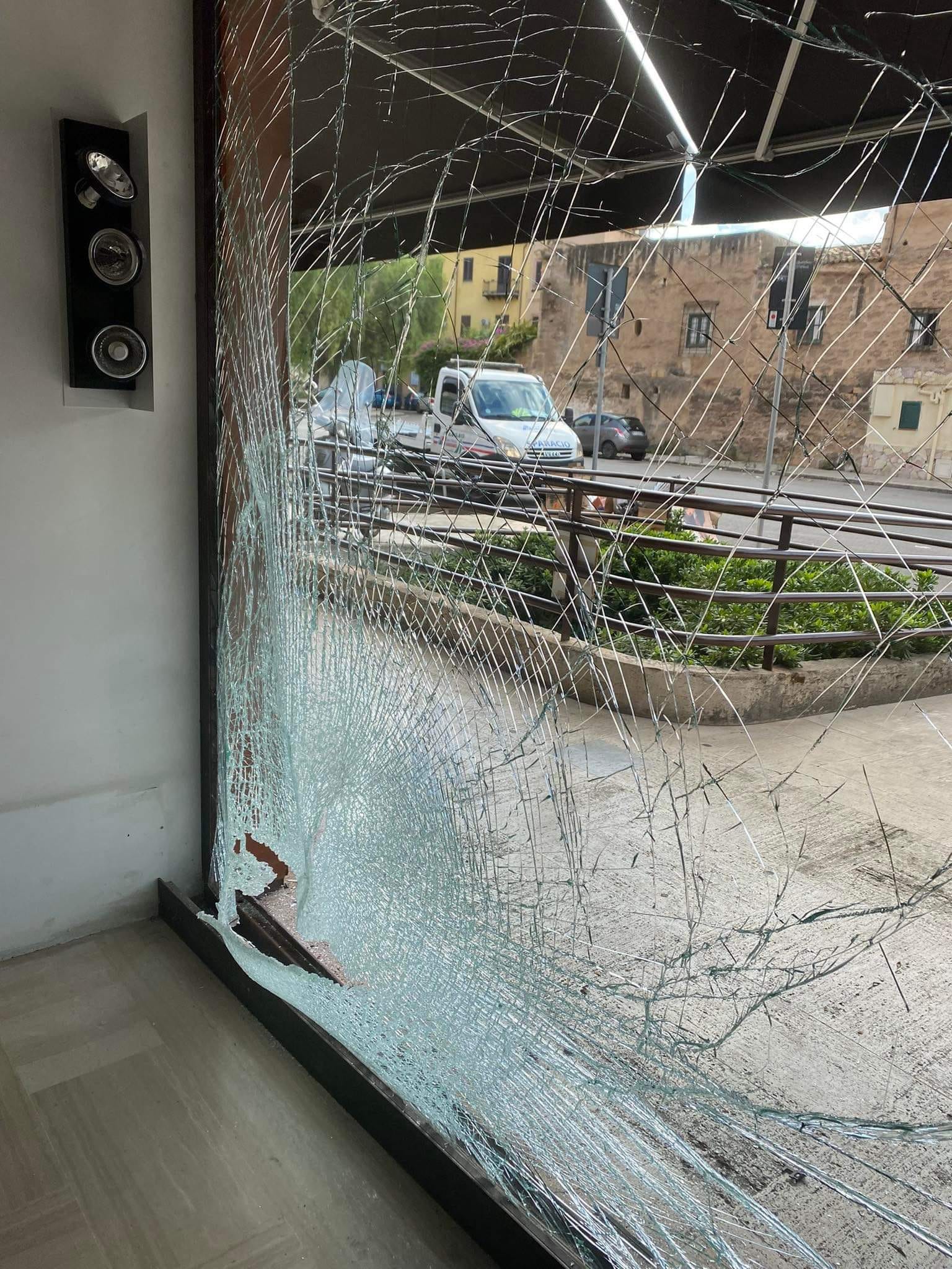 Ingrana la prima e sfonda la vetrina di un negozio: incidente a Palermo