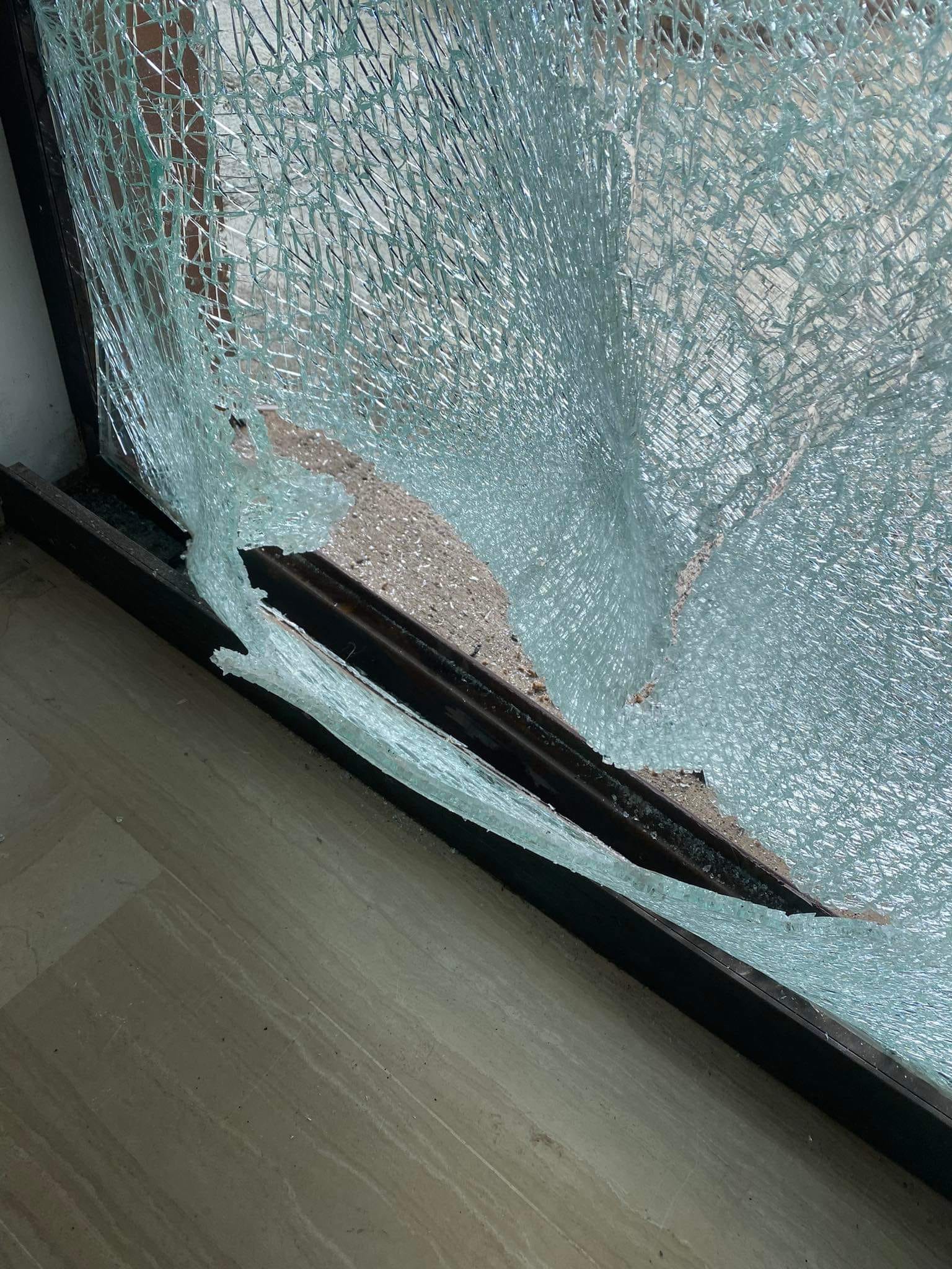 Ingrana la prima e sfonda la vetrina di un negozio: incidente a Palermo