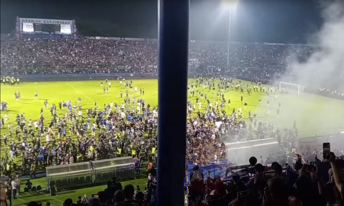 Tragedia in Indonesia: 182 morti per un’invasione di campo