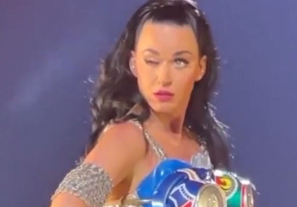 Imprevisto per Katy Perry, durante un concerto a Las Vegas le si blocca un occhio