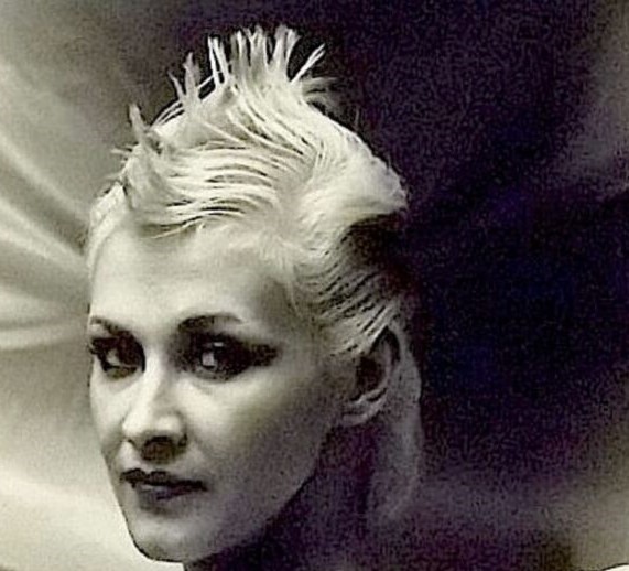 È morta Christina Moser, cantante dei Krisma: duo pioniere dell’electro-new wave È morta Christina Moser, cantante dei Krisma: duo pioniere dell’electro-new wave