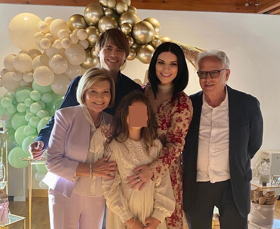 Laura Pausini festeggia la prima comunione della figlia Paola, sui social gli scatti più belli Laura Pausini festeggia la prima comunione della figlia Paola, sui social gli scatti più belli