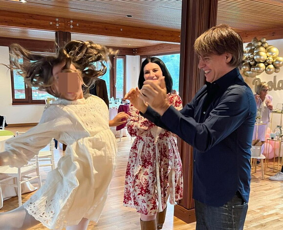 Laura Pausini festeggia la prima comunione della figlia Paola, sui social gli scatti più belli Laura Pausini festeggia la prima comunione della figlia Paola, sui social gli scatti più belli