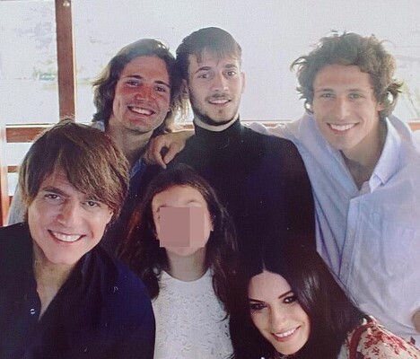 Laura Pausini festeggia la prima comunione della figlia Paola, sui social gli scatti più belli Laura Pausini festeggia la prima comunione della figlia Paola, sui social gli scatti più belli