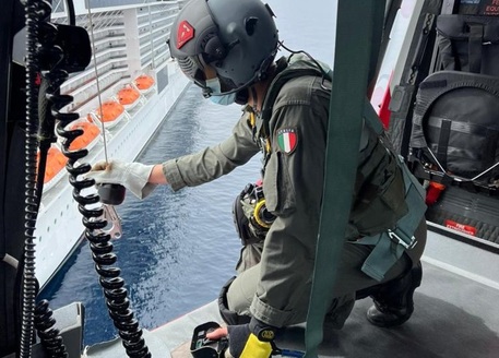 Donna accusa malore su nave da crociera al largo della Sardegna: soccorsa da elicottero dell’Aeronautica