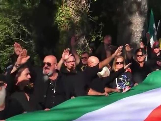 A Predappio corteo in ricordo della Marcia su Roma, Pd su tutte le furie: “Indecente”