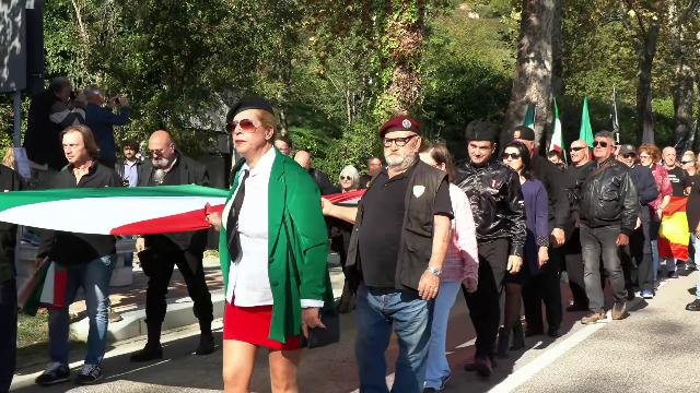 Saluti romani e inni al Duce: a Predappio sfilano in 4mila per ricordare la Marcia su Roma