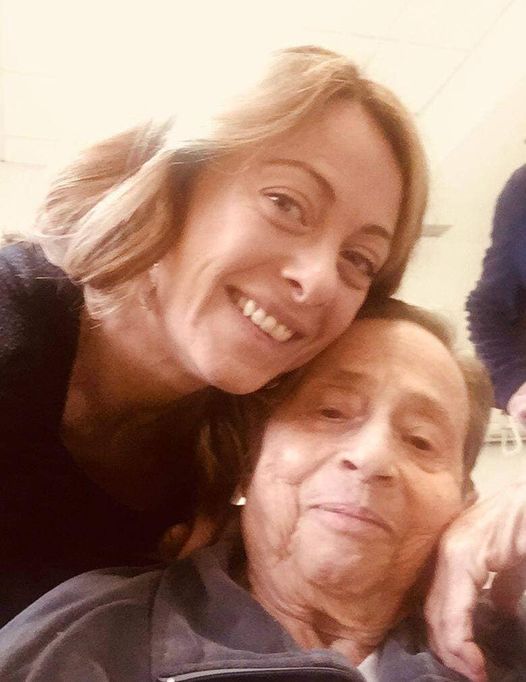Festa dei nonni: Meloni posta foto con nonna Maria: “Ti vorrei al mio fianco”