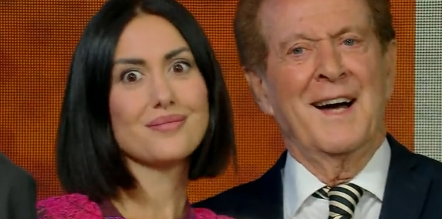 Memo Remigi palpa Jessica Morlacchi in diretta su Rai 1, il Video