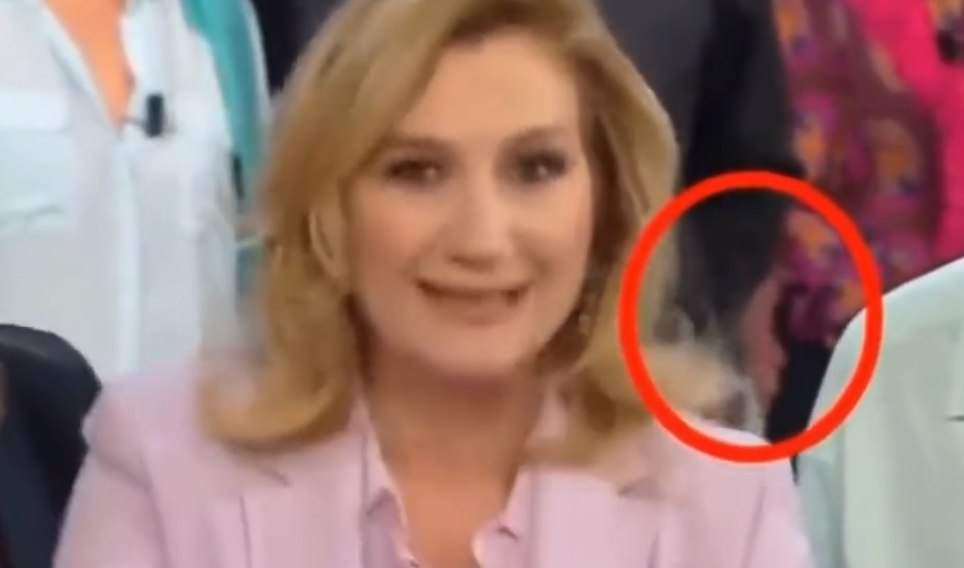 Galleria foto 'Memo Remigi palpa Jessica Morlacchi in diretta su Rai 1, il Video' - foto 1