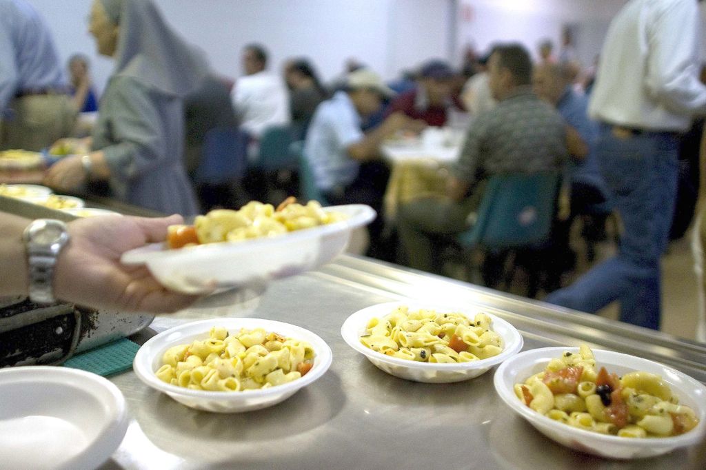 Povertà, 3 milioni di italiani in mensa delle carità per mangiare: +12%, tanti bambini