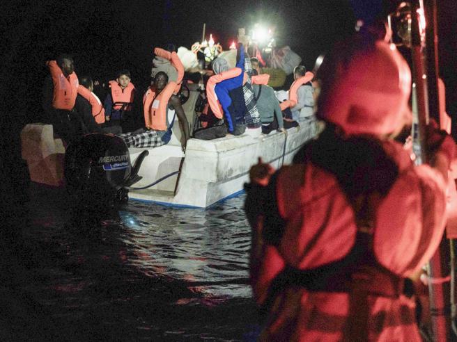 Migranti, nuovi sbarchi a Lampedusa: hotspot al collasso