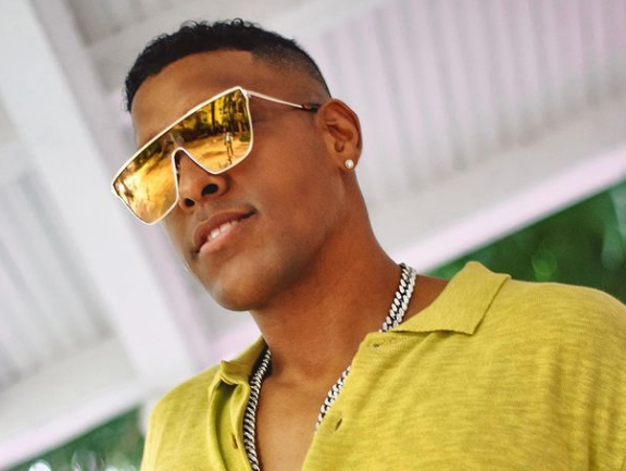 Morto sul palco durante un concerto il cantante Mikaben, il video choc