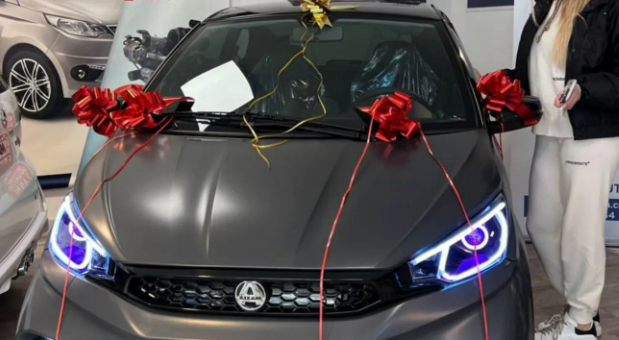 Festa e regalo a quattro ruote per Chanel Totti, la 15enne ha “scartato” una minicar