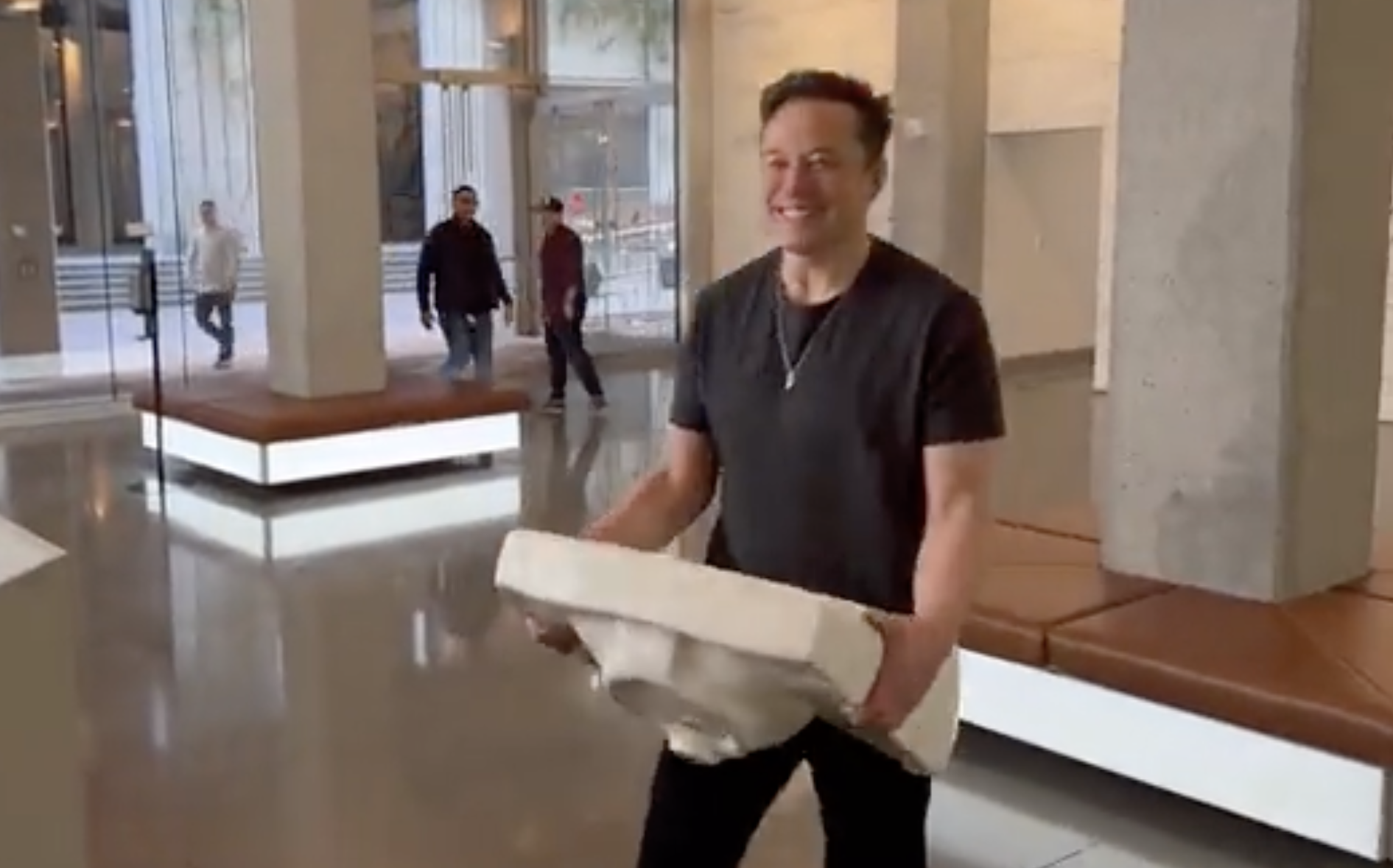 Elon Musk entra nella sede di Twitter con un lavandino e pubblica il video: ecco perchè