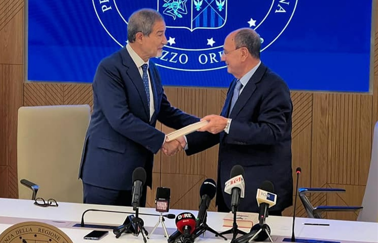 Regione, l’insediamento del presidente. Schifani a Musumeci: “Seguirò le tue raccomandazioni”