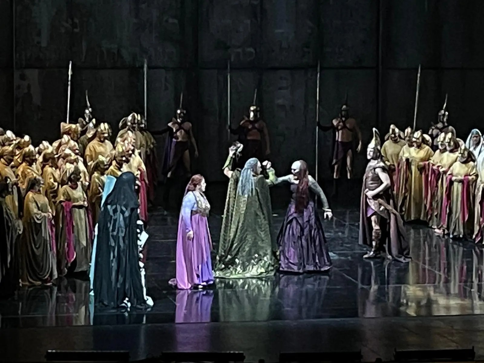 Lirica, il Teatro Massimo di Palermo gremito per la prima del “Nabucco”