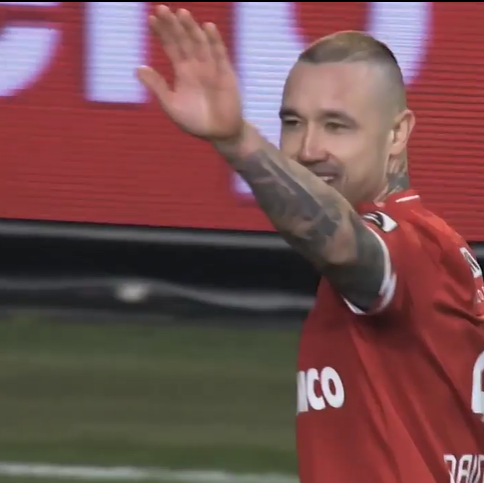 Fuma sigaretta in panchina, ex Inter e Roma Nainggolan sospeso dall’Anversa. Poi le scuse: “Ho sbagliato”