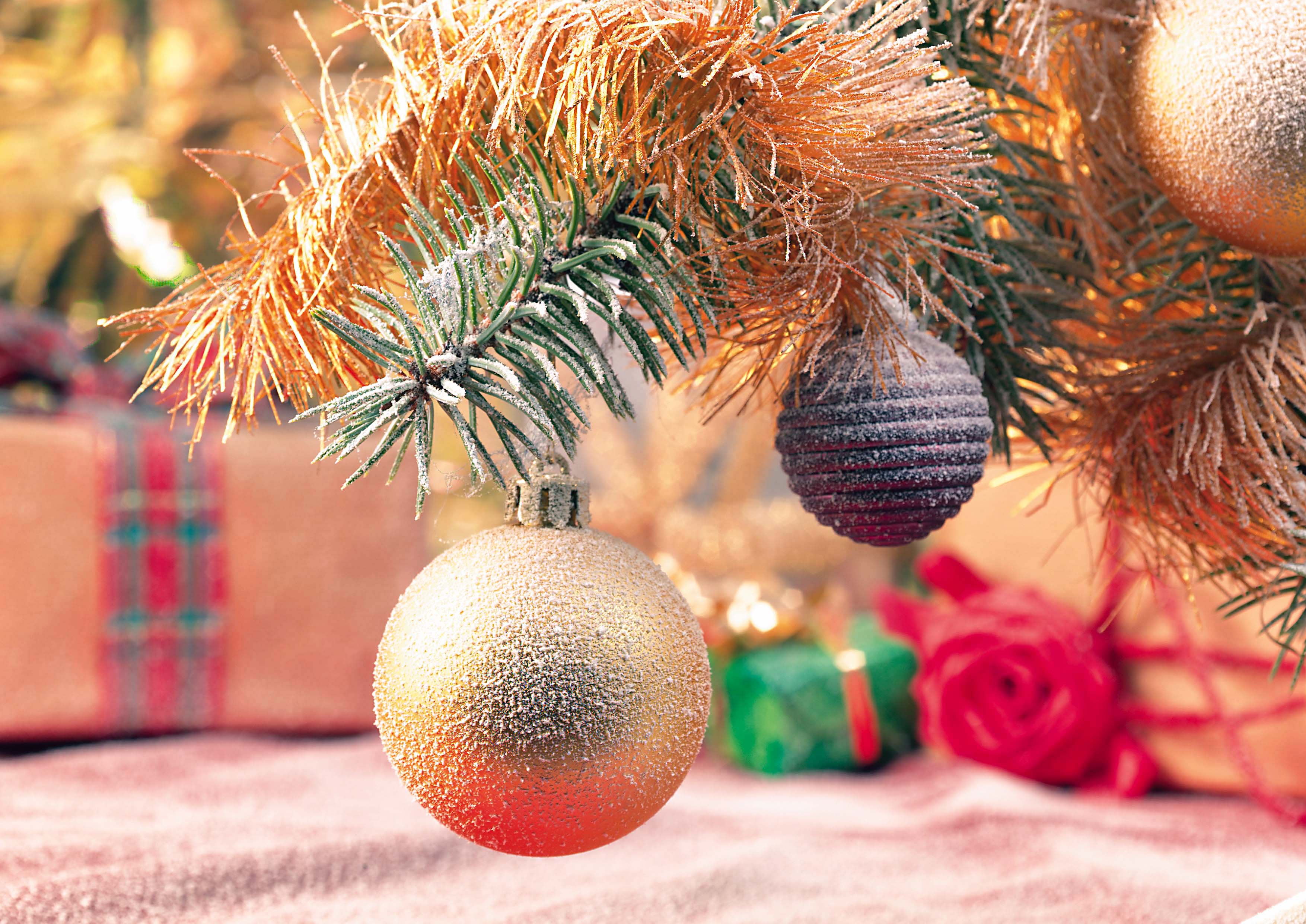 Caro bollette, Natale senza regali e cenoni: “Tredicesime detassate per salvare i consumi”